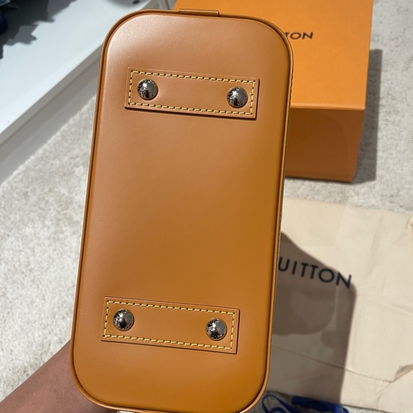 Louis Vuitton Alma Bb Epi - Picture 9 of 11